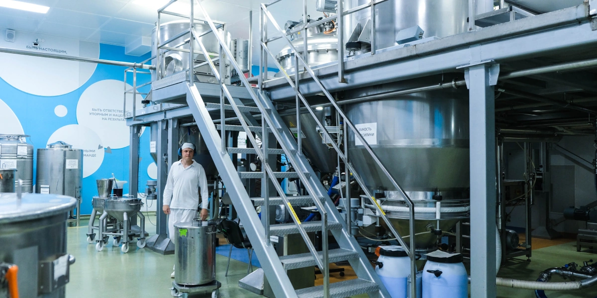 В одну зубную пасту может входить около&nbsp;20 компонентов: каждый из&nbsp;них отвешивается и&nbsp;загружается в&nbsp;реактор согласно технологической карте