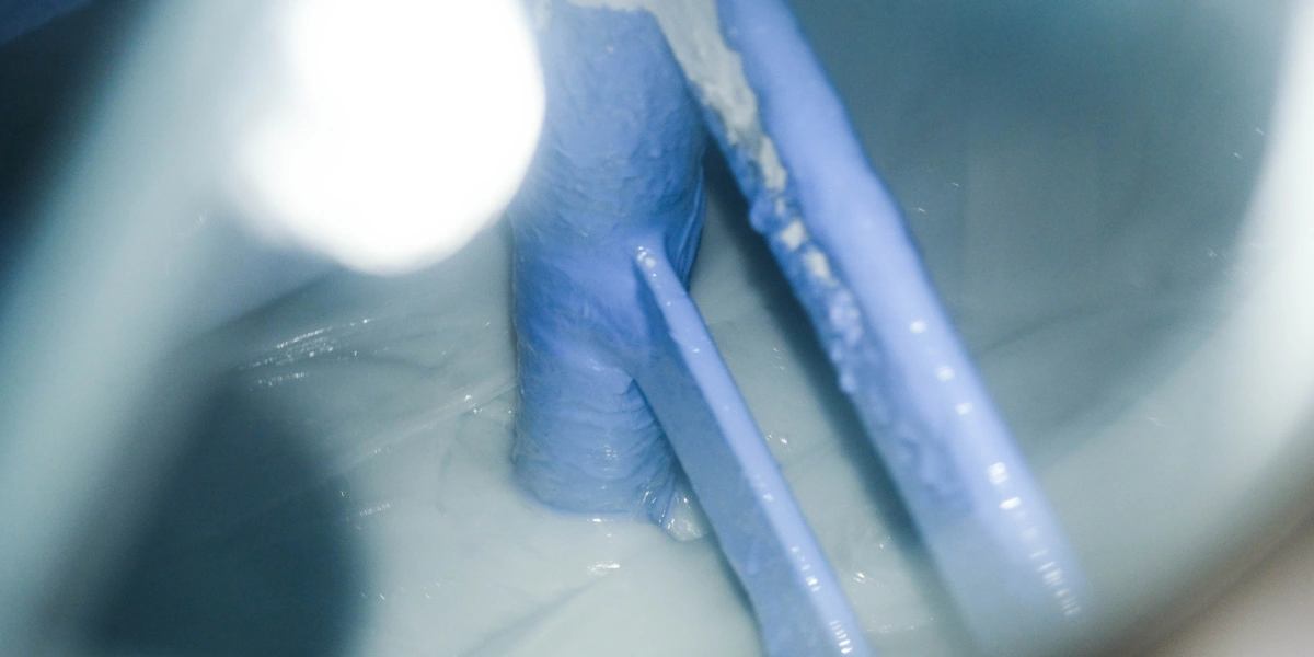 Внутри каждого реактора расположен гомогенизатор, который предназначен для&nbsp;равномерного измельчения компонентов по&nbsp;всему объёму массы