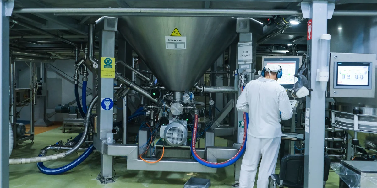 Все процессы управляются с компьютера: сотрудники аппаратного цеха задают нужные программы, следят за варкой, проводят дополнительные контрольные анализы