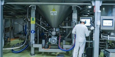 Все процессы управляются с&nbsp;компьютера: сотрудники аппаратного цеха задают нужные программы, следят за&nbsp;варкой, проводят дополнительные контрольные анализы