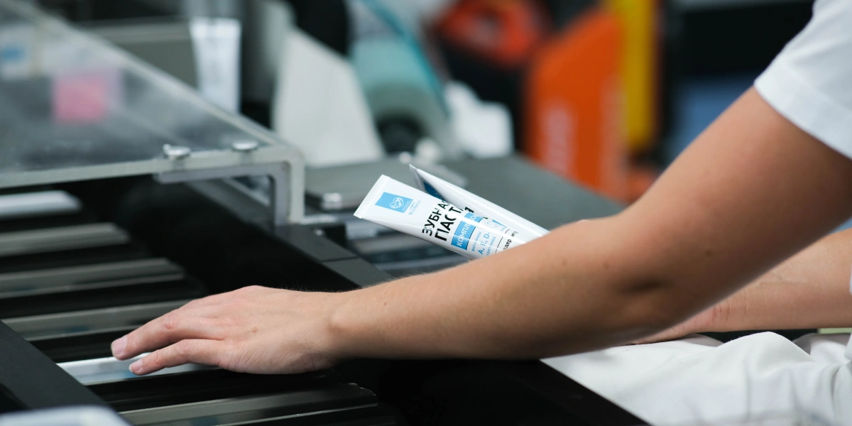 Туба заполняется продуктом, запаивается шов, наносится дата. Сотрудник проверяет вес тубы с&nbsp;зубной пастой, качество запайки шва, проверяет отсутствие прочих дефектов