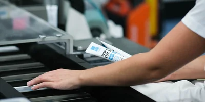 Туба заполняется продуктом, запаивается шов, наносится дата. Сотрудник проверяет вес тубы с зубной пастой, качество запайки шва, проверяет отсутствие прочих дефектов