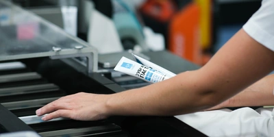 Туба заполняется продуктом, запаивается шов, наносится дата. Сотрудник проверяет вес тубы с&nbsp;зубной пастой, качество запайки шва, проверяет отсутствие прочих дефектов