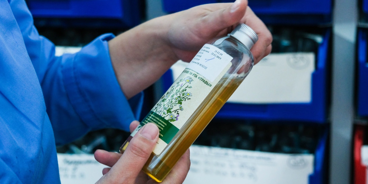 …или библиотека образцов. Здесь в&nbsp;течение всего срока годности продукта и&nbsp;даже больше хранятся образцы произведённой продукции (ополаскиватели для&nbsp;рта и&nbsp;зубные пасты)