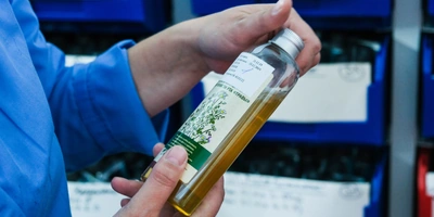 …или библиотека образцов. Здесь в&nbsp;течение всего срока годности продукта и&nbsp;даже больше хранятся образцы произведённой продукции (ополаскиватели для&nbsp;рта и&nbsp;зубные пасты)