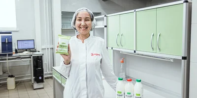 Экскурсовод съёмочной группы Оксана Михайлова, начальник лаборатории «Ядринмолоко»