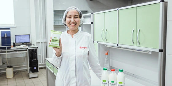 Экскурсовод съёмочной группы Оксана Михайлова, начальник лаборатории «Ядринмолоко»