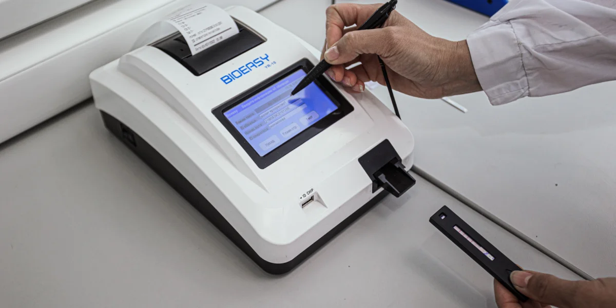 Тест на содержание антибиотиков в молоке. Тест-полоску на антибиотики считывает специальный ридер, а не человек, ведь интенсивность окрашивания каждый видит по-своему