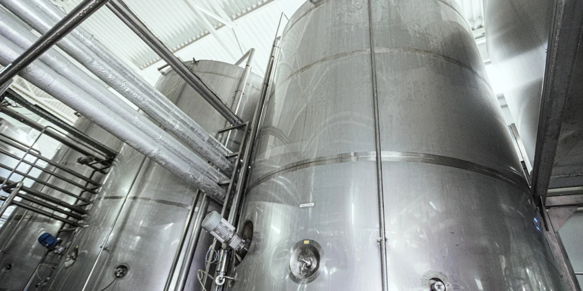 Для каждого вида продукции на предприятии используется отдельная ёмкость: для молока, кефира или творога