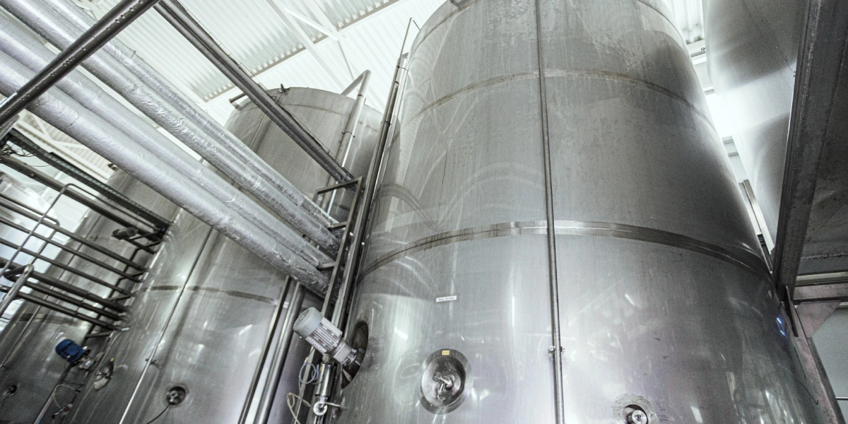 Для каждого вида продукции на предприятии используется отдельная ёмкость: для молока, кефира или творога