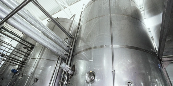 Для каждого вида продукции на предприятии используется отдельная ёмкость: для молока, кефира или творога