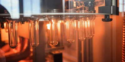 Из маленькой преформы выдувается бутылка объёмом 900 мл