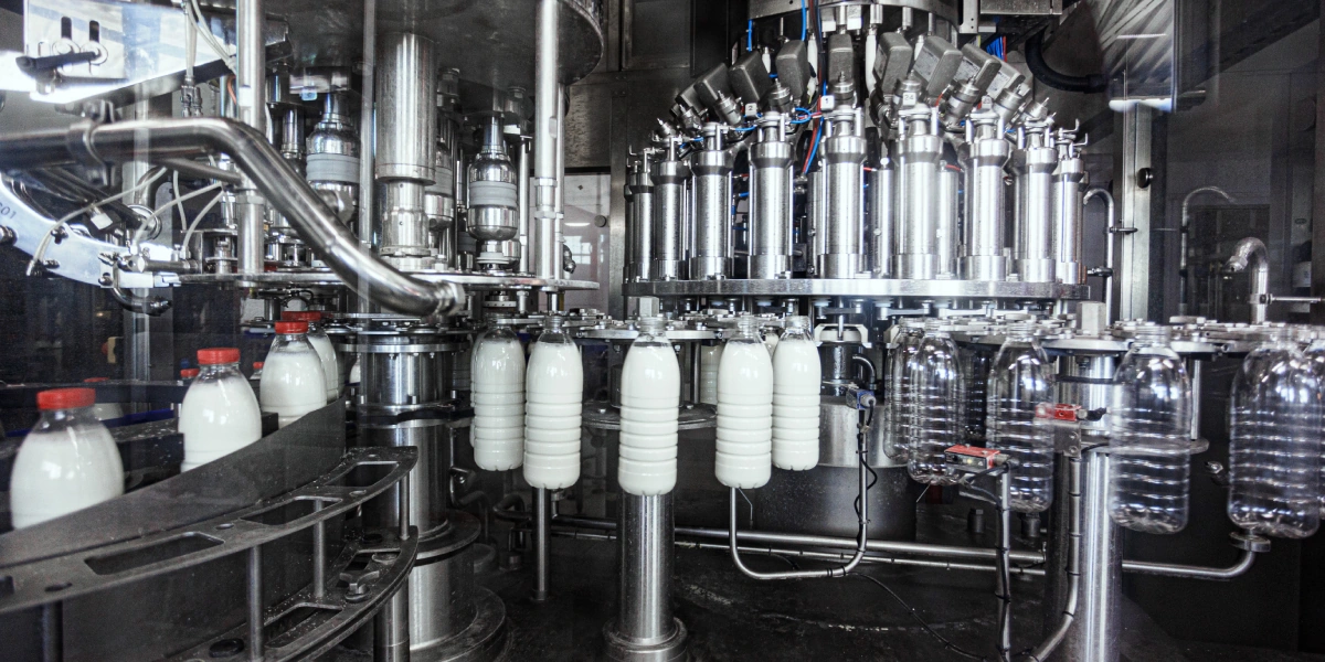 Молоко перемещается по полностью закрытому трубопроводу, тем самым исключён любой человеческий фактор и попадание посторонних примесей