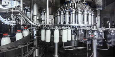 Молоко перемещается по полностью закрытому трубопроводу, тем самым исключён любой человеческий фактор и попадание посторонних примесей