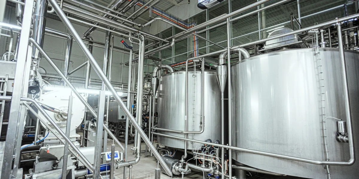 В творожных котлах молоко подогревают до температуры заквашивания (+28-32 градуса). Лаборант отбирает пробу, делает анализ, если всё соответствует норме, то даёт разрешение на заквашивание