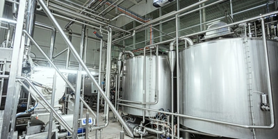 В творожных котлах молоко подогревают до температуры заквашивания (+28-32 градуса). Лаборант отбирает пробу, делает анализ, если всё соответствует норме, то даёт разрешение на заквашивание