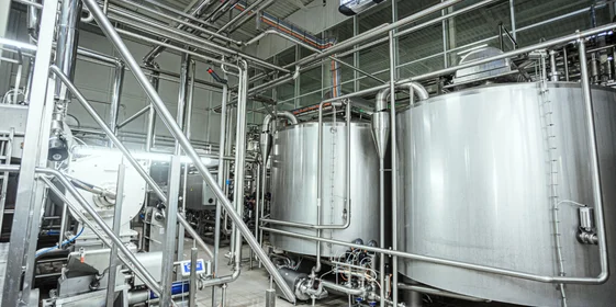 В творожных котлах молоко подогревают до температуры заквашивания (+28-32 градуса). Лаборант отбирает пробу, делает анализ, если всё соответствует норме, то даёт разрешение на заквашивание