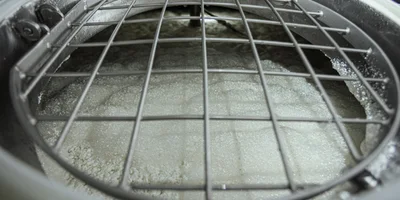 Смесь заквашивает микробиолог с помощью мезофильных заквасочных культур