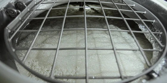 Смесь заквашивает микробиолог с помощью мезофильных заквасочных культур