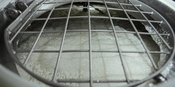 Смесь заквашивает микробиолог с помощью мезофильных заквасочных культур