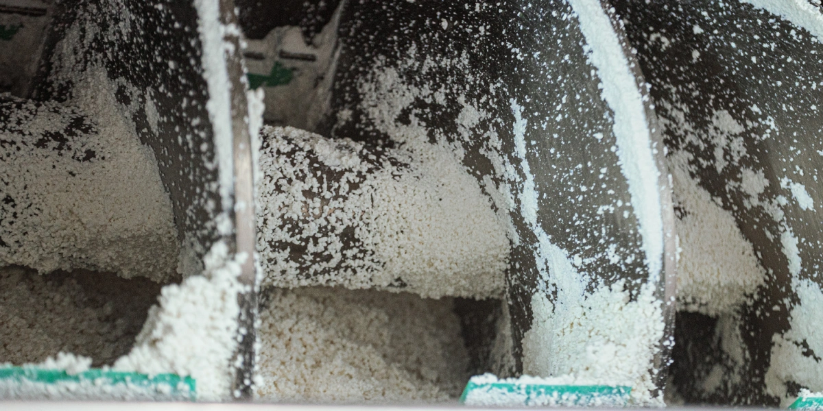 Сгусток творога разрезается на мелкие кусочки