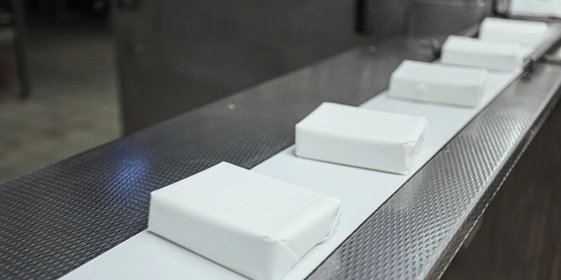 Творог фасуется в брикеты