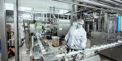 В исходном состоянии творог рассыпчат и зернист, однако с помощью специальной техники его можно спрессовать в пласты или сделать мягким и кремообразным