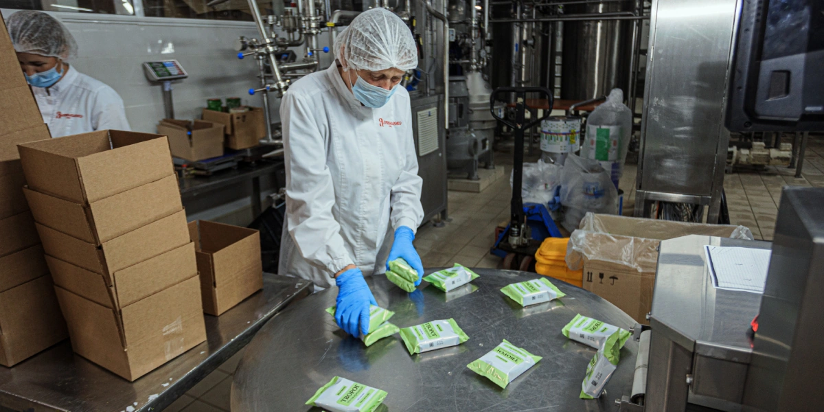 Творог упаковывается и передаётся на низкотемпературный склад хранения