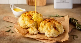 Запечённая цветная капуста с сырным соусом из чеддера