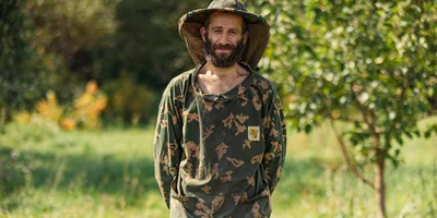 Юрий, пасечник с многолетним стажем. Пчёлами занимался ещё его дед после войны, потом отец. Юрий отучился в институте на пчеловода и организовал свою пасеку в Орловской области