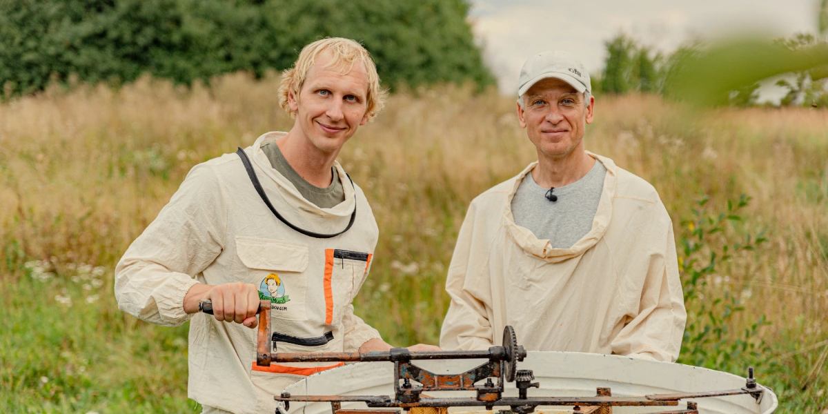 Качать мёд можно как в&nbsp;помещениях, так и&nbsp;полевым способом (как на&nbsp;фото), если пасека расположена в&nbsp;труднодоступном месте