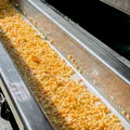 На кутере зёрнышки кукурузы отделяют от кочана