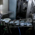 Жестяные банки обрабатывают острым паром температурой +120 градусов