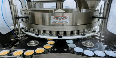 Банки наполняют кукурузными зёрнами