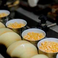 После чего заливают рассолом — смесью воды, сахара и соли