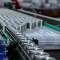 Банки закатывают и подают на стерилизацию