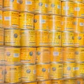 После изготовления продукция проходит обязательный карантин — отстаивается на складе до 40 дней в зависимости от продукта. Только после этого на баночки наносят этикетку, паллетируют и отправляют в магазины
