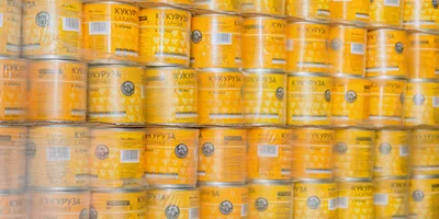 После изготовления продукция проходит обязательный карантин — отстаивается на складе до 40 дней в зависимости от продукта. Только после этого на баночки наносят этикетку, паллетируют и отправляют в магазины