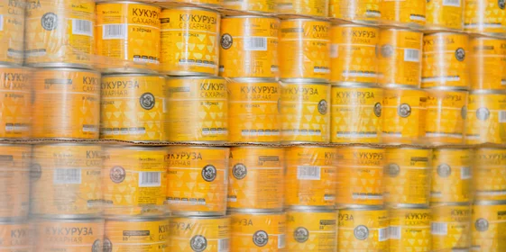 После изготовления продукция проходит обязательный карантин — отстаивается на складе до 40 дней в зависимости от продукта. Только после этого на баночки наносят этикетку, паллетируют и отправляют в магазины