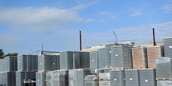 В сезон территория предприятия переполнена не одними овощами «только с&nbsp;грядки», но и&nbsp;заставлена многочисленными баночками