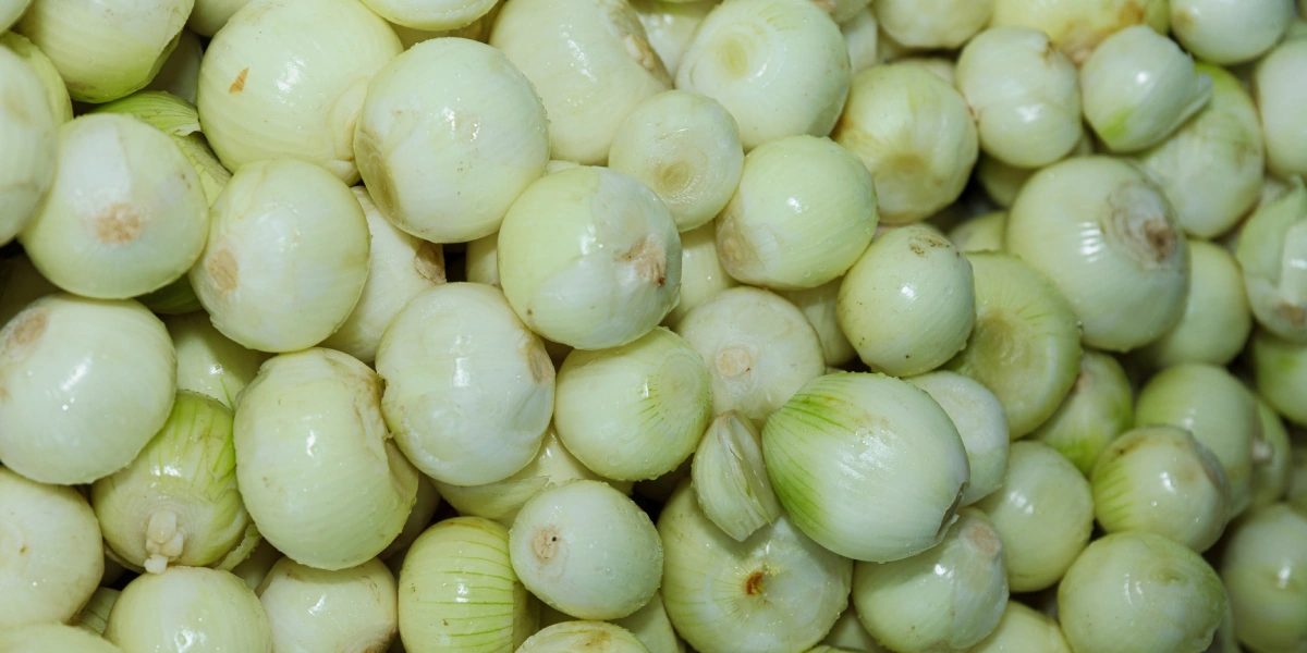 Параллельно очищается лук