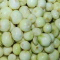 Параллельно очищается лук