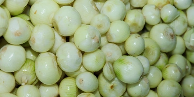 Параллельно очищается лук