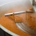 Лук и морковь измельчают и на больших промышленных сковородах пассеруют отдельно друг от друга