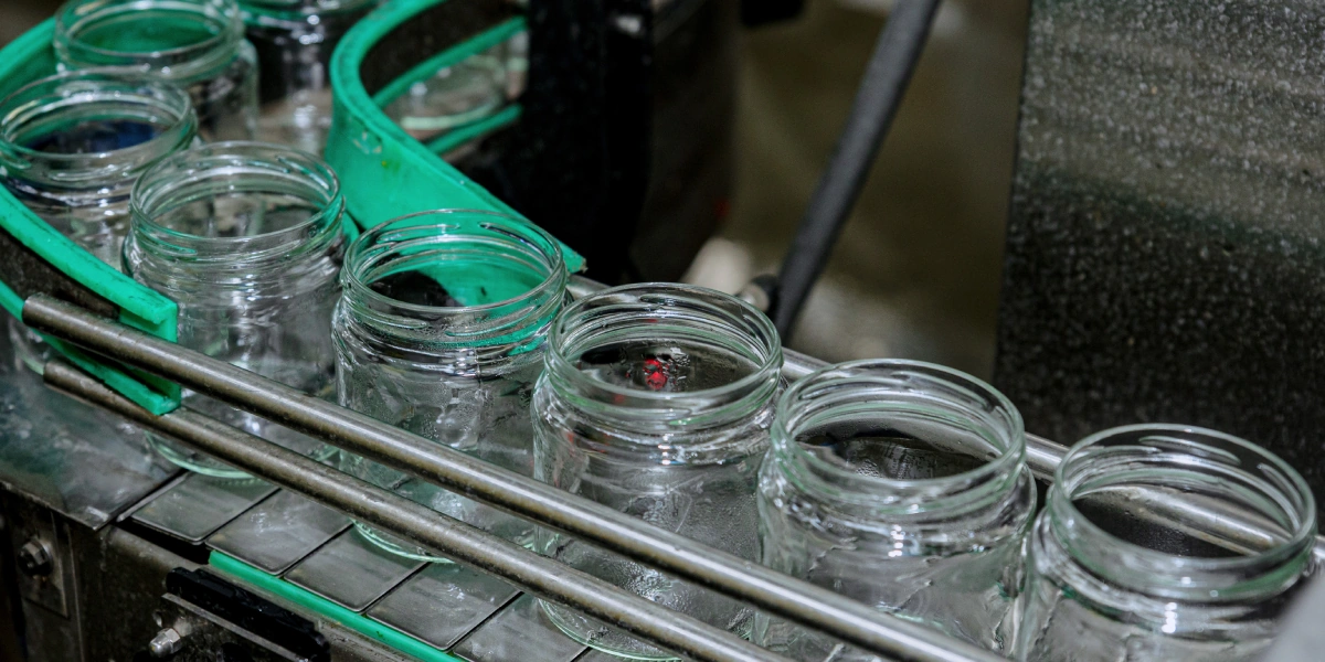 Банки перед&nbsp;помещением в&nbsp;них икры предварительно моют и&nbsp;обрабатывают 120-градусным паром