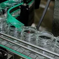 Банки перед помещением в них икры предварительно моют и обрабатывают 120-градусным паром