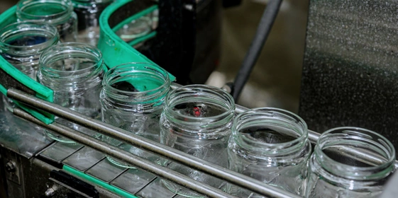 Банки перед&nbsp;помещением в&nbsp;них икры предварительно моют и&nbsp;обрабатывают 120-градусным паром