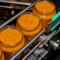 По закрытому трубопроводу уваренный кабачок, пассерованный лук и морковь подаются в варочную, где происходит смешивание ингредиентов и дозация готовой икры в банки