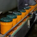 Закатанные банки собирают в корзину, чтобы отправить в автоклав — герметичный аппарат, где икра будет проходить стерилизацию при температуре +120 градусов