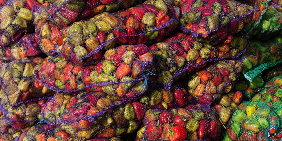 Для приготовления «Лечо» используют «светофор» из&nbsp;перцев. Это должны быть овощи разных цветов — красного, оранжевого и&nbsp;зелёного